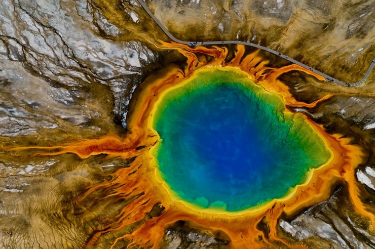 Большой призматический источник