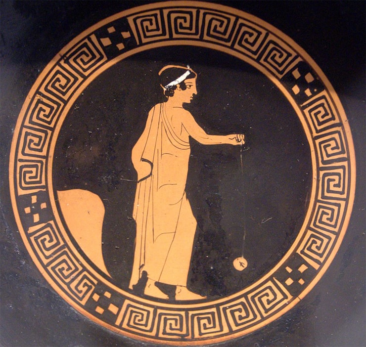 Мальчик играет с терракотовым йо-йо