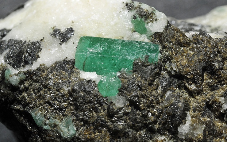 изумруд в породе
