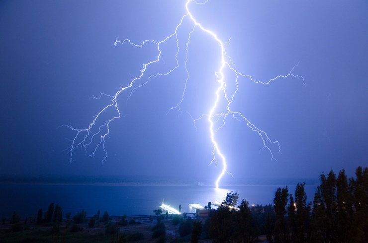 молния над рекой