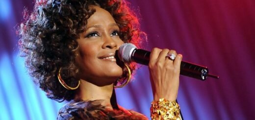 Уитни Хьюстон поет